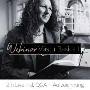 Webinar Vastu Basics I-Kim Eichhorn im Büro mit Buch