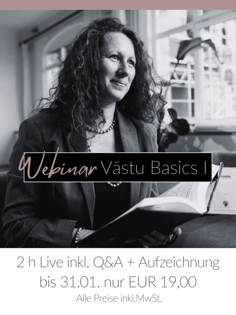 Webinar Vastu Basics I-Kim Eichhorn im Büro mit Buch